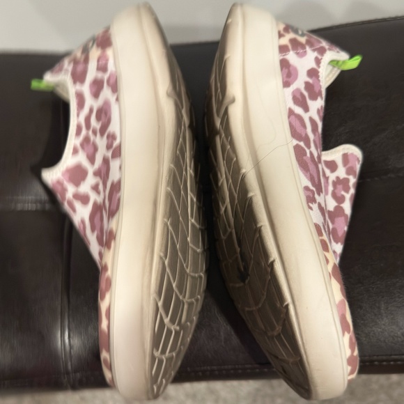 OOFOS Women's OOmg eeZee Low Shoe - Rose Leopard Size - 8 - Picture 4 of 8